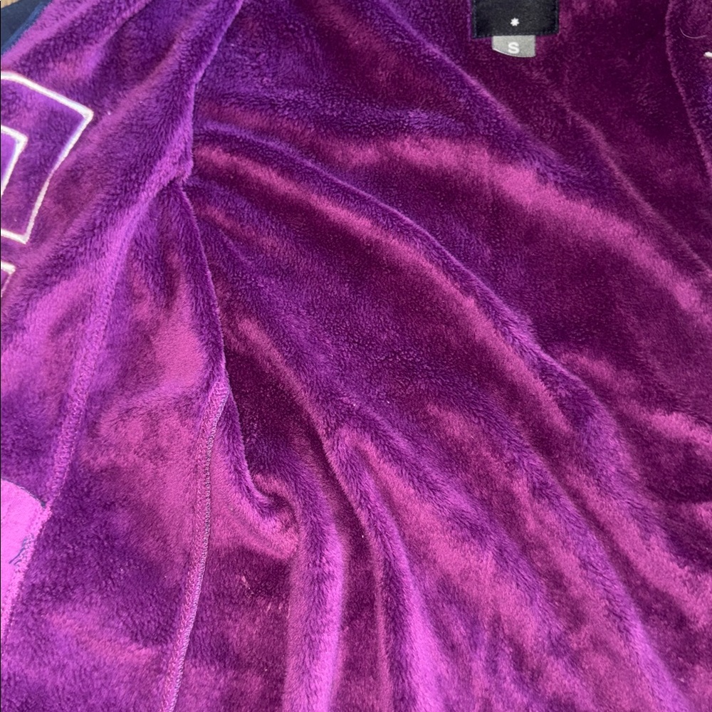 Cozy & Cool: Authentic DC Brand Women's Small Zip-Up Hoodie - Picture 5 of 6